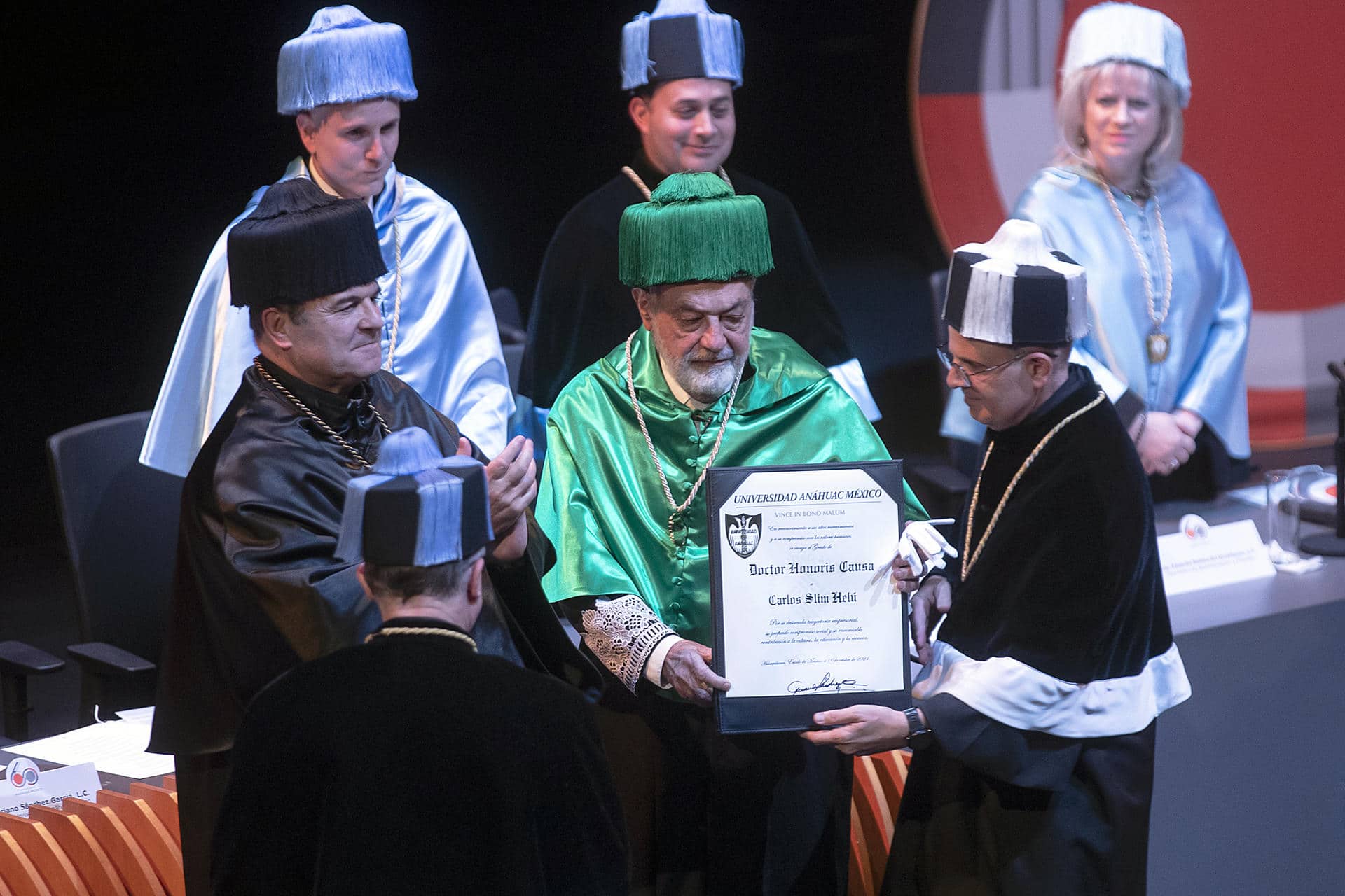 El empresario mexicano Carlos Slim (c), recibe un doctorado honoris causa de la Universidad Anáhuac, este miércoles en la Ciudad de México (México). EFE/Isaac Esquivel