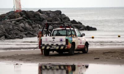 Imagen de archivo de eementos de Protección Civil que resguardan la zona de playas en el estado de Veracruz, (México). EFE/Luis Monroy