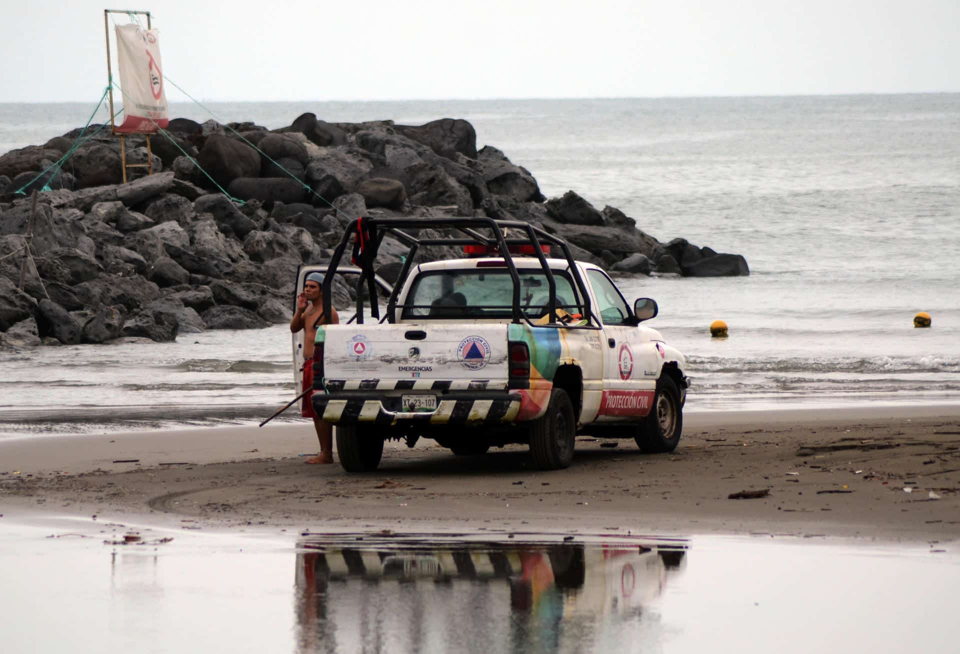 Imagen de archivo de eementos de Protección Civil que resguardan la zona de playas en el estado de Veracruz, (México). EFE/Luis Monroy