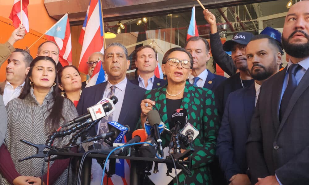 La congresista Nydia Velázquez (c) habla durante una rueda de prensa este lunes, en el Barrio de Harlem en Nueva York (Estados Unidos). EFE/ Ruth E. Hernández