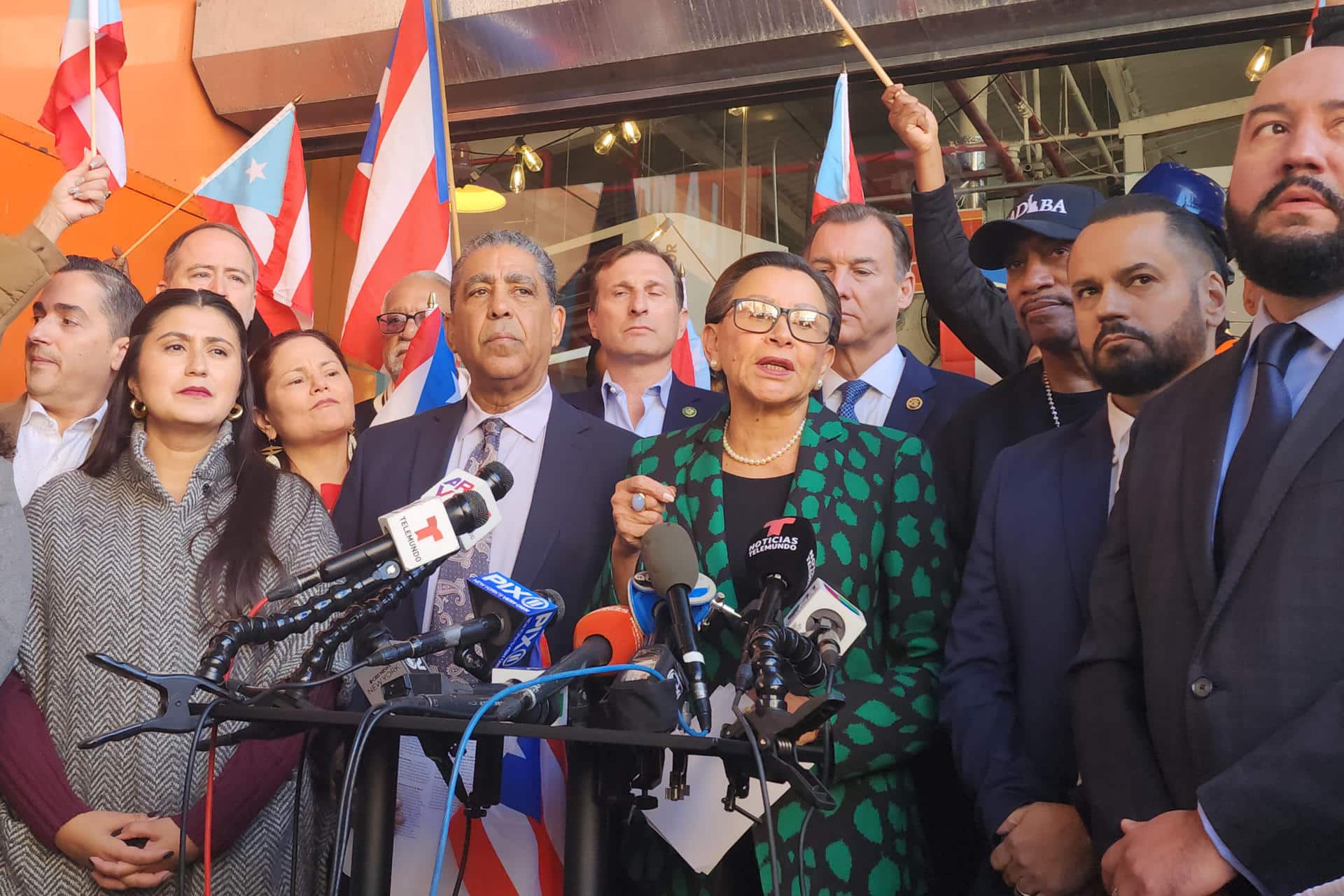 La congresista Nydia Velázquez (c) habla durante una rueda de prensa este lunes, en el Barrio de Harlem en Nueva York (Estados Unidos). EFE/ Ruth E. Hernández