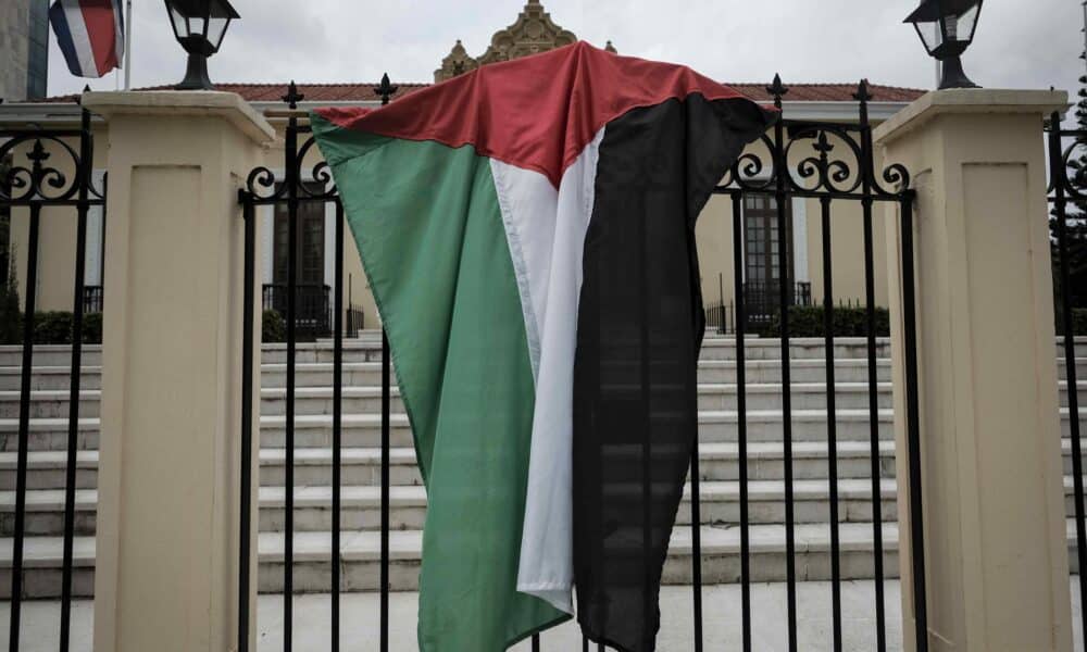 Fotografía del 17 de julio de 2024 que muestra un bandera de Palestina frente a la Cancillería de Costa Rica, puesta por manifestantes que critican la guerra en Gaza. EFE/ Jeffrey Arguedas