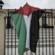 Fotografía del 17 de julio de 2024 que muestra un bandera de Palestina frente a la Cancillería de Costa Rica, puesta por manifestantes que critican la guerra en Gaza. EFE/ Jeffrey Arguedas