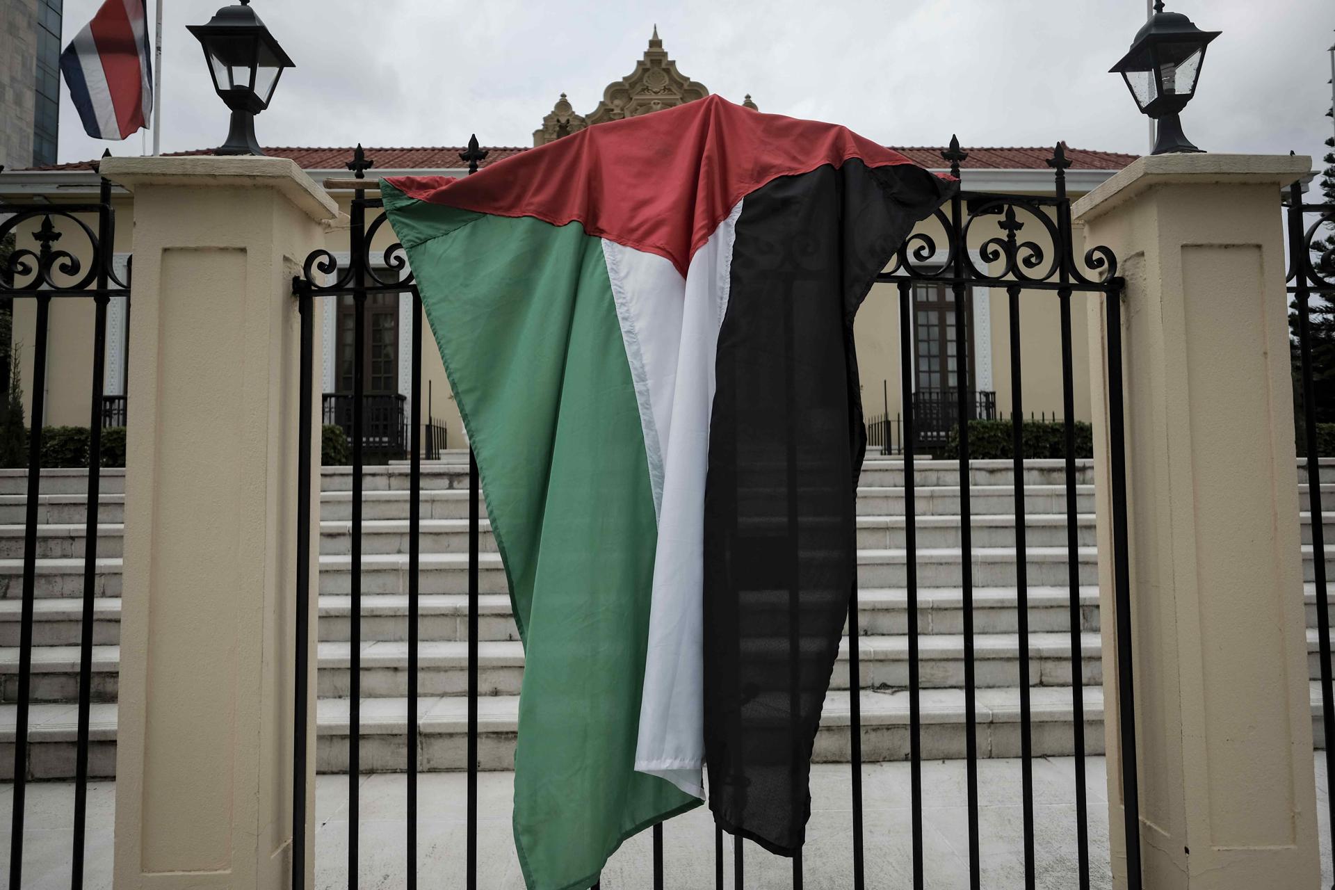 Fotografía del 17 de julio de 2024 que muestra un bandera de Palestina frente a la Cancillería de Costa Rica, puesta por manifestantes que critican la guerra en Gaza. EFE/ Jeffrey Arguedas