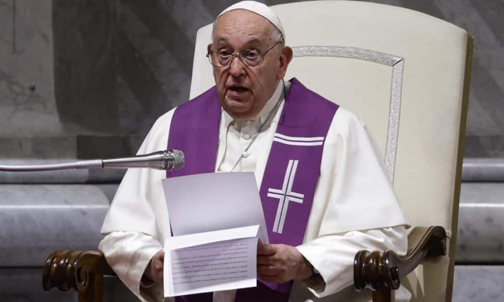 El papa Francisco habla durante una vigilia penitencial en preparación para la sesión de apertura de Asamblea General Ordinaria del Sínodo de los Obispos en la Ciudad del Vaticano. EFE/FABIO FRUSTACI