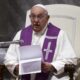 El papa Francisco habla durante una vigilia penitencial en preparación para la sesión de apertura de Asamblea General Ordinaria del Sínodo de los Obispos en la Ciudad del Vaticano. EFE/FABIO FRUSTACI