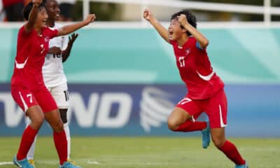 Kuk Hyang Ri (d) celebra su gol, el tercero de Corea del Norte ante Kenia en el grupo C del Mundial Femenino sub-17, en el estadio Cibao en Santiago (República Dominicana). EFE/ Diana Sánchez