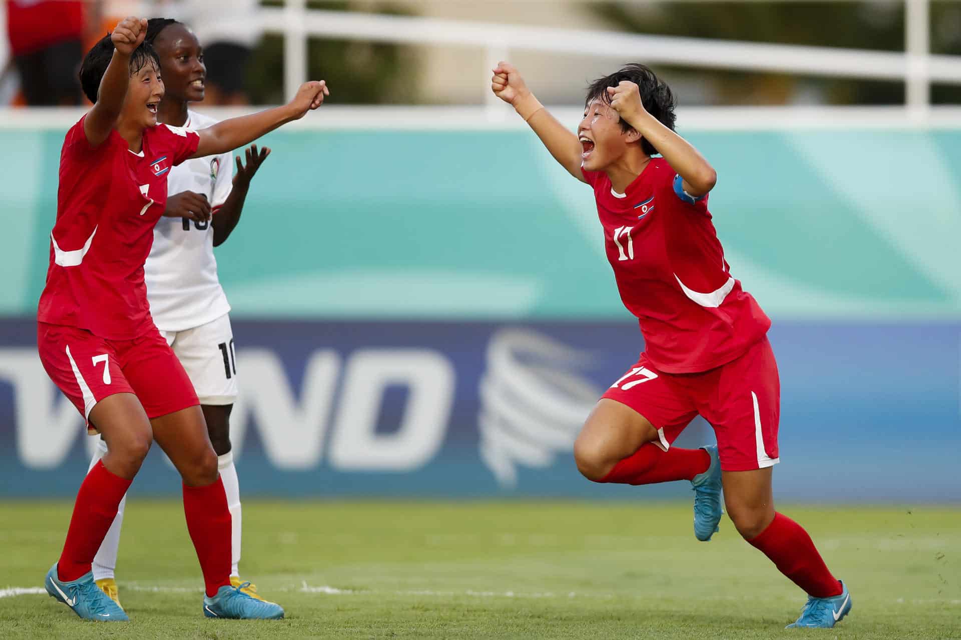 Kuk Hyang Ri (d) celebra su gol, el tercero de Corea del Norte ante Kenia en el grupo C del Mundial Femenino sub-17, en el estadio Cibao en Santiago (República Dominicana). EFE/ Diana Sánchez