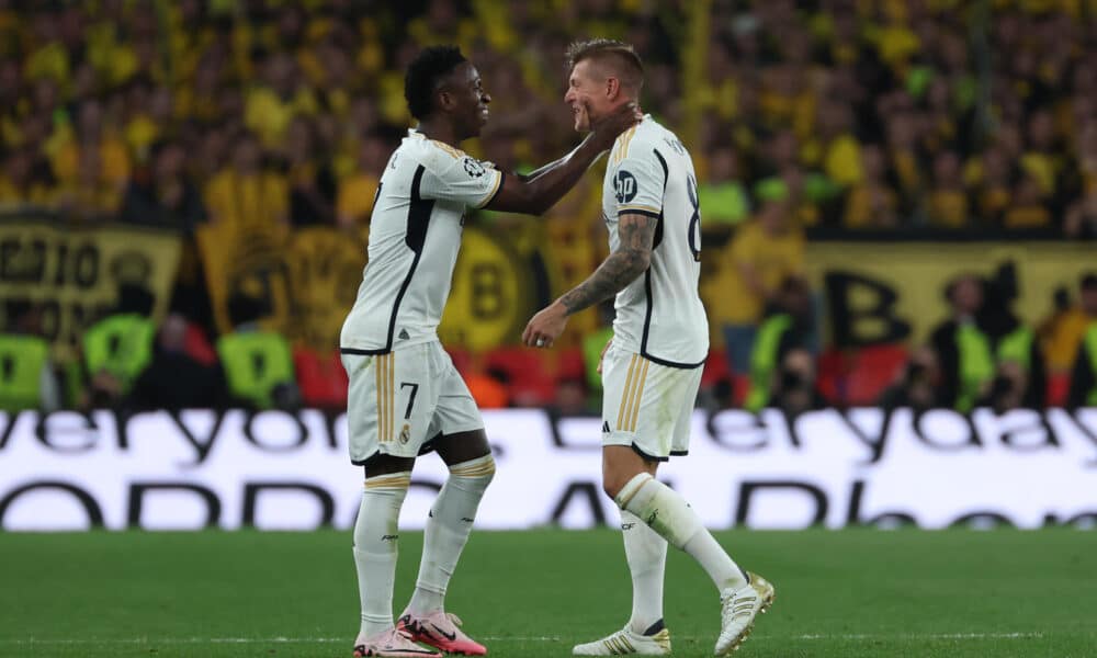 El centrocampista alemán del Real Madrid Toni Kroos celebra el segundo gol del equipo madridista con su compañero y autor del gol Vinícius Júnior (i) durante la final de la Liga de Campeones que Real Madrid y Borussia Dortmund disputaron en el estadio de Wembley, en Londres, en una foto de archivo. EFE / Kiko Huesca.