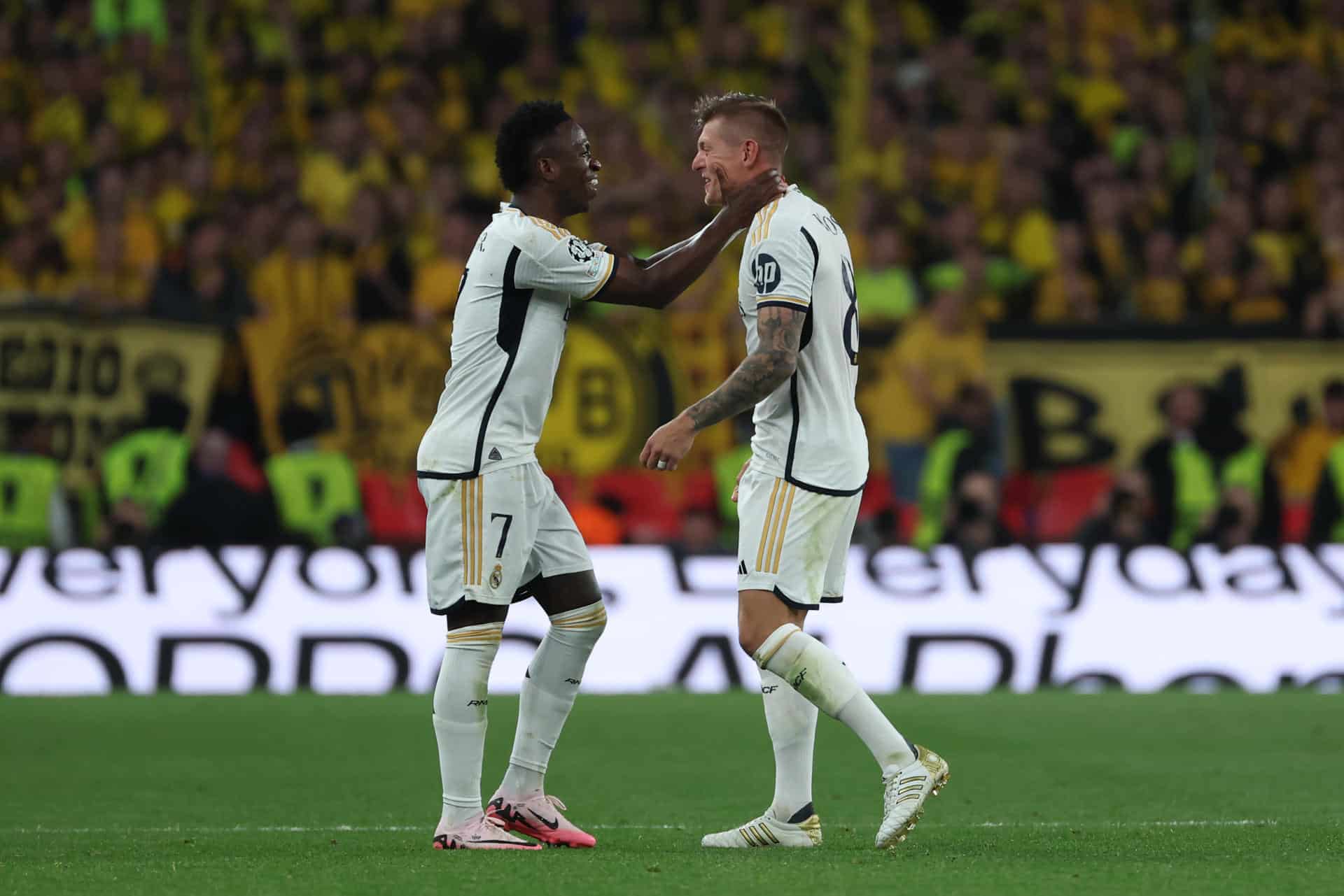 El centrocampista alemán del Real Madrid Toni Kroos celebra el segundo gol del equipo madridista con su compañero y autor del gol Vinícius Júnior (i) durante la final de la Liga de Campeones que Real Madrid y Borussia Dortmund disputaron en el estadio de Wembley, en Londres, en una foto de archivo. EFE / Kiko Huesca.