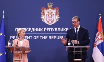 La presidenta de la Comisión Europea, Ursula von der Leyen (izq.), y el presidente serbio, Aleksandar Vucic (der.), celebran una conferencia de prensa tras su reunión, en Belgrado (Serbia), el 25 de octubre de 2024. Ursula von der Leyen se encuentra en una visita oficial a Serbia como parte de su viaje a los Balcanes Occidentales para discutir el progreso de los países de los Balcanes Occidentales en el camino hacia la UE. (Belgrado) EFE/EPA/ANDREJ CUKIC