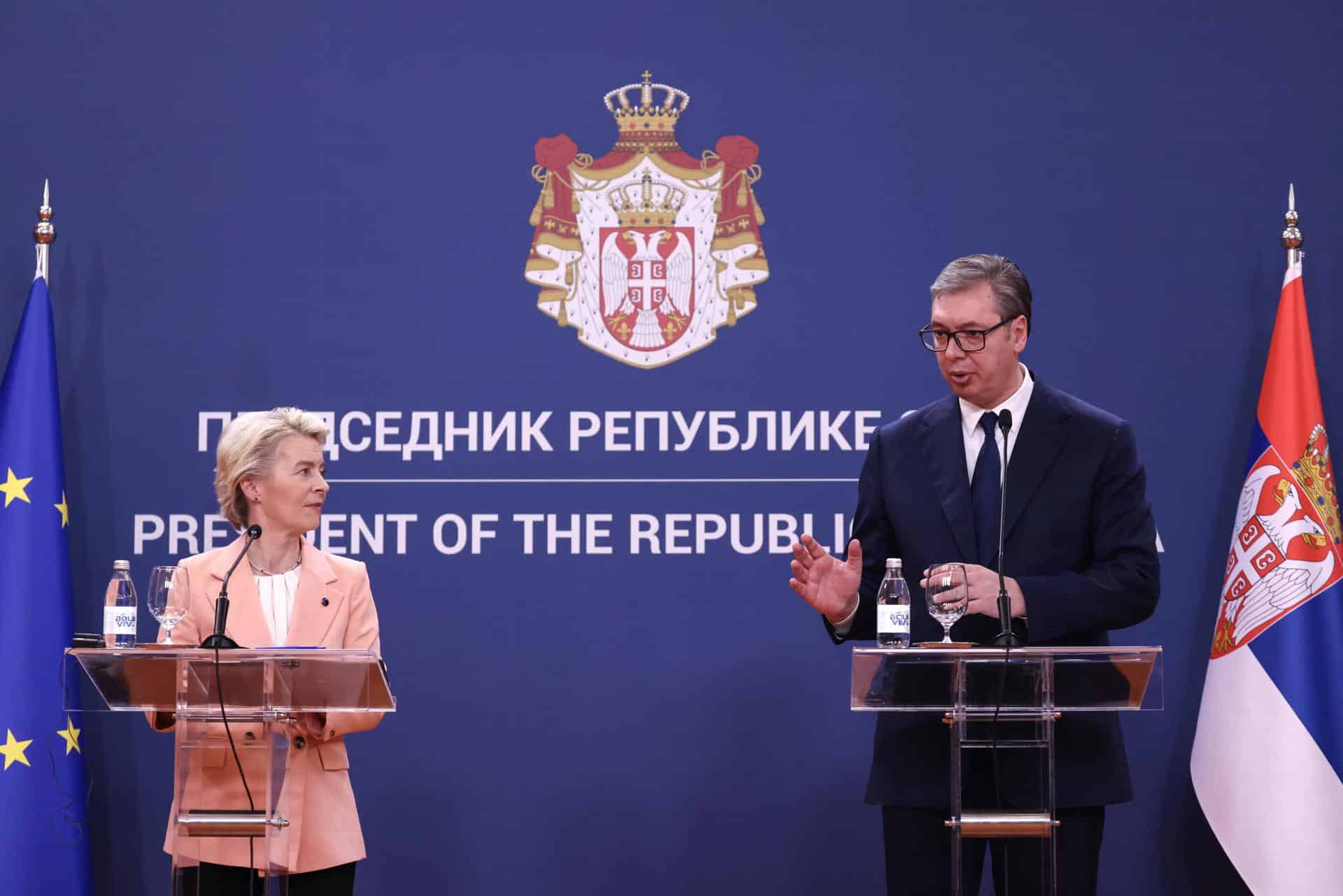 La presidenta de la Comisión Europea, Ursula von der Leyen (izq.), y el presidente serbio, Aleksandar Vucic (der.), celebran una conferencia de prensa tras su reunión, en Belgrado (Serbia), el 25 de octubre de 2024. Ursula von der Leyen se encuentra en una visita oficial a Serbia como parte de su viaje a los Balcanes Occidentales para discutir el progreso de los países de los Balcanes Occidentales en el camino hacia la UE. (Belgrado) EFE/EPA/ANDREJ CUKIC