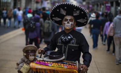 Un organillero maquillado como "catrín" posa como parte de las festividades por el Día de Muertos en la Ciudad de México (México). Archivo. EFE/Isaac Esquivel