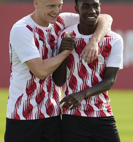 Los jugadores del Girona FC Yáser Asprilla y Donny van de Beek (i) durante el entrenamiento que el equipo gironés ha realizado en la Girona Football Academy para preparar el partido de Liga de Campeones que disputarán ante el Feyenoord. EFE/David Borrat.