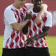 Los jugadores del Girona FC Yáser Asprilla y Donny van de Beek (i) durante el entrenamiento que el equipo gironés ha realizado en la Girona Football Academy para preparar el partido de Liga de Campeones que disputarán ante el Feyenoord. EFE/David Borrat.