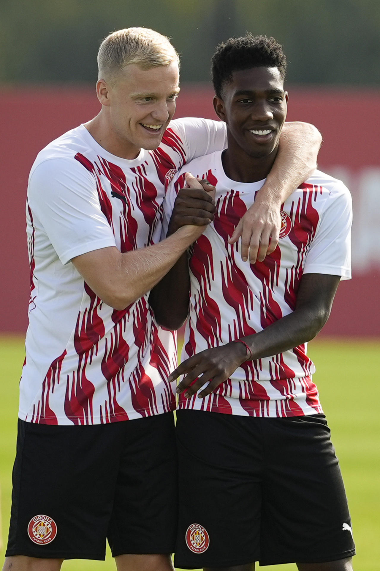 Los jugadores del Girona FC Yáser Asprilla y Donny van de Beek (i) durante el entrenamiento que el equipo gironés ha realizado en la Girona Football Academy para preparar el partido de Liga de Campeones que disputarán ante el Feyenoord. EFE/David Borrat.