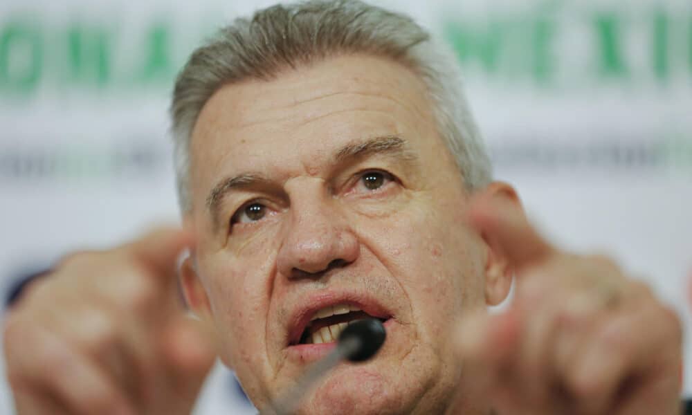 El entrenador de la Selección Mexicana de fútbol, Javier Aguirre, habla durante una rueda de prensa este lunes, en el Estadio Akron, de la ciudad de Guadalajara, Jalisco (México). EFE/ Francisco Guasco