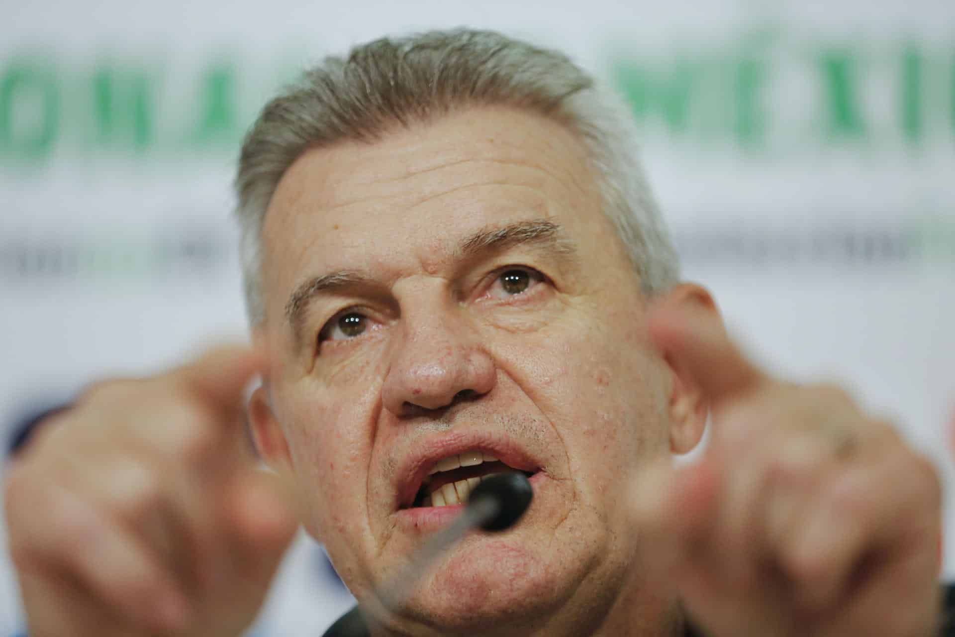 El entrenador de la Selección Mexicana de fútbol, Javier Aguirre, habla durante una rueda de prensa este lunes, en el Estadio Akron, de la ciudad de Guadalajara, Jalisco (México). EFE/ Francisco Guasco