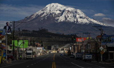 Fotogragía de archivo del volcán Chimborazo, la montaña más alta de Ecuador y a la que el hoy fallecido Baltazar Uscha acudía para bajar hielo del nevado que luego vendía en la localidad de Riobamba. EFE/José Jácome