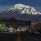 Fotogragía de archivo del volcán Chimborazo, la montaña más alta de Ecuador y a la que el hoy fallecido Baltazar Uscha acudía para bajar hielo del nevado que luego vendía en la localidad de Riobamba. EFE/José Jácome