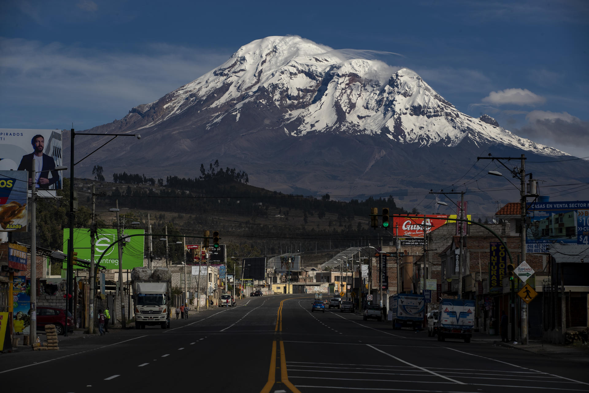 Fotogragía de archivo del volcán Chimborazo, la montaña más alta de Ecuador y a la que el hoy fallecido Baltazar Uscha acudía para bajar hielo del nevado que luego vendía en la localidad de Riobamba. EFE/José Jácome