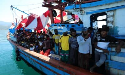 Un grupo de unos 100 rohinyás en un barco frente a la costa de Indonesia esperando a desembarcar.
EFE/EPA/HOTLI SIMANJUNTAK