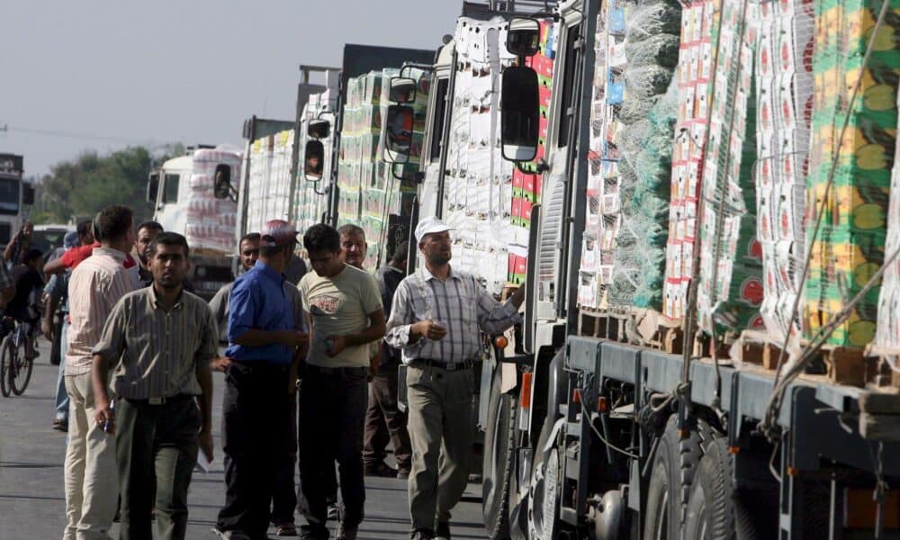 Foto de archivo de camiones palestinos con fruta esperando para cruzar la frontera con Israel en la ciudad de Sufa, el punto de encuentro entre territorio israelí y la Franja de Gaza en Cisjordania. EFE/Ali Ali