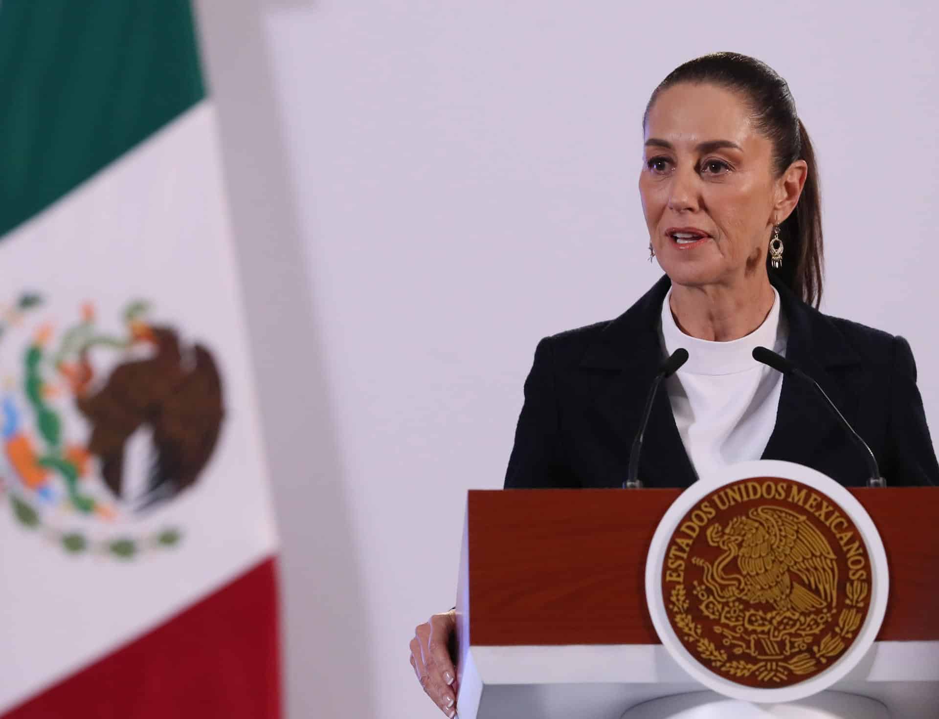 La presidenta de México, Claudia Sheinbaum, habla durante su conferencia de prensa matutina este jueves, en el Palacio Nacional de la Ciudad de México (México). EFE/ Mario Guzmán