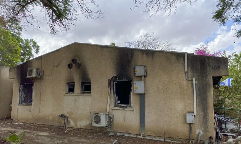 Una de las casas calcinadas por los milicianos de Hamás en el kibutz Ein HaShlosha, durante los ataques del 7 de octubre de 2023. EFE/Archivo