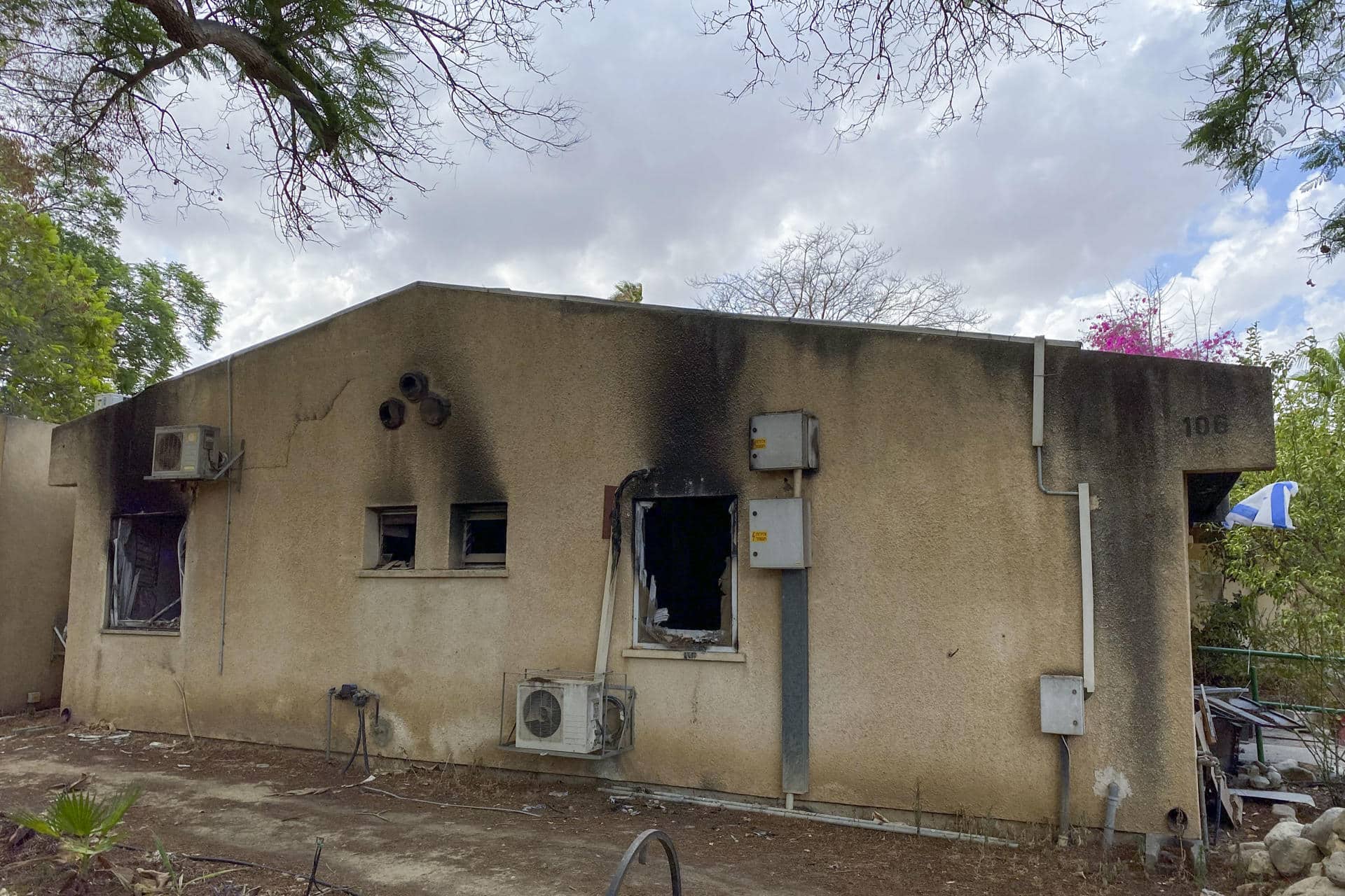 Una de las casas calcinadas por los milicianos de Hamás en el kibutz Ein HaShlosha, durante los ataques del 7 de octubre de 2023. EFE/Archivo