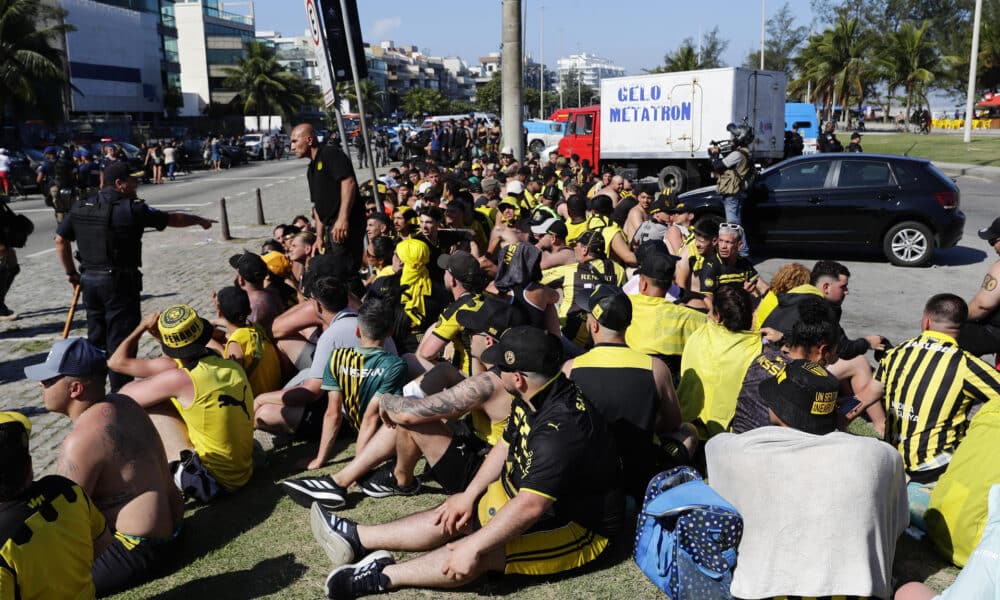 Fotografía tomada el 23 de octubre de 2024 a fanáticos del club Peñarol detenidos por la policía de Río de Janeiro por su presunta participación en disturbios antes del partido de ida de las semifinales de la Copa Libertadores que ganó Botafogo por 5-0. A dos días del encuentro de vuelta en Montevideo, las autoridades de Uruguay anunciaron que no permitirán hinchas brasileños en el estadio Campeón del Siglo. EFE/ André Coelho