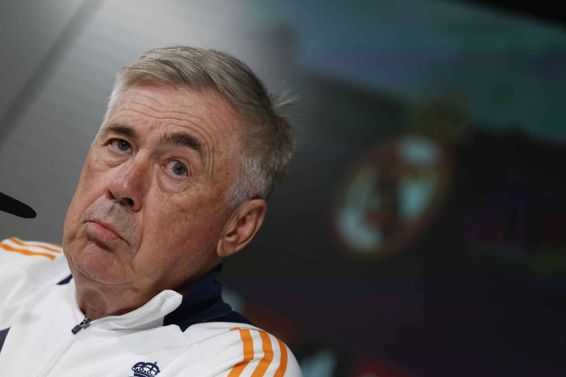 El entrenador del Real Madrid, Carlo Ancelotti, durante la rueda de prensa posterior al entrenamiento del equipo este viernes en la ciudad Deportiva de Valdebebas. EFE/ Javier Lizón