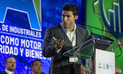 El gobernador de Nuevo León, Samuel García, habla en la reunión anual de industriales en las instalaciones de Cintermex este lunes, en la ciudad de Monterrey (México). EFE/Miguel Sierra