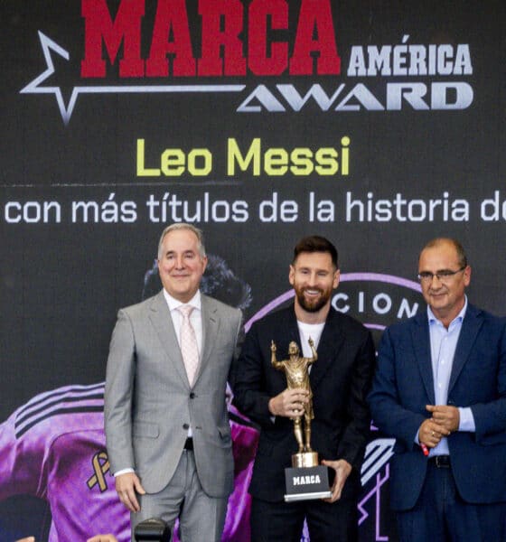 El futbolista argentino Lionel Messi (c) sostiene el trofeo del Premio Marca América junto al dueño del Inter Miami, Jorge Más (i), y el director del diario Marca, Juan Ignacio Gallardo (d), durante una ceremonia, este jueves en el Estadio Chase en Fort Lauderdale, en Florida (Estados Unidos). EFE/ Eva Marie Uzcátegui