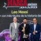 El futbolista argentino Lionel Messi (c) sostiene el trofeo del Premio Marca América junto al dueño del Inter Miami, Jorge Más (i), y el director del diario Marca, Juan Ignacio Gallardo (d), durante una ceremonia, este jueves en el Estadio Chase en Fort Lauderdale, en Florida (Estados Unidos). EFE/ Eva Marie Uzcátegui