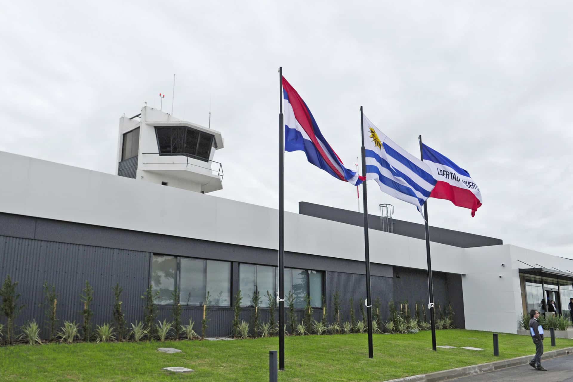 Fotografía cedida por la Presidencia de Uruguay de la inauguración del aeropuerto Internacional de Melo este martes, en Melo (Uruguay). EFE/ Presidencia de Uruguay