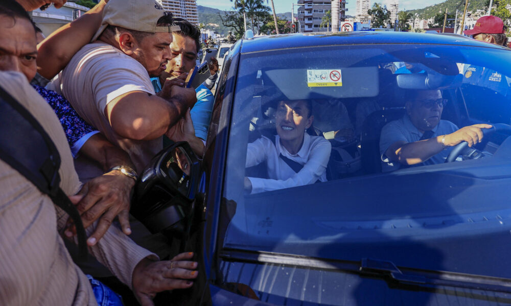 La presidenta de México, Claudia Sheinbaum, es abordada por periodistas durante un recorrido este viernes en el balneario de Acapulco (México). E FE/David Guzmán