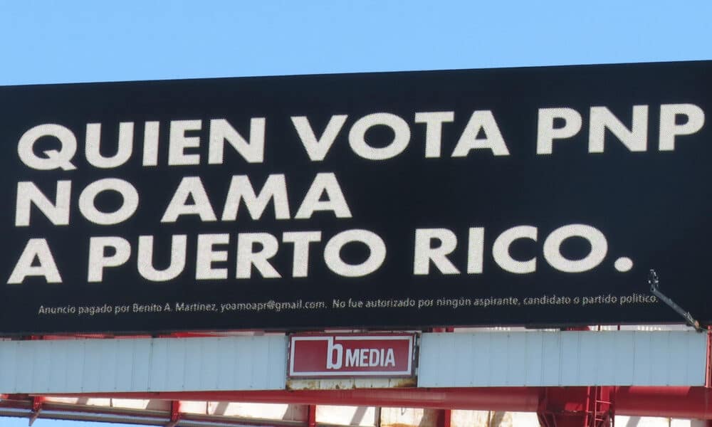 Fotografía del 25 de septiembre de 2024 de una valla publicitaria con el mensaje 'Quien vota PNP no ama a Puerto Rico', atribuida a Bad Bunny, en una calle de San Juan (Puerto Rico). EFE/ Esther Alaejos