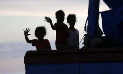 Niños saludan desde un barco con rohinyás, una minoría perseguida de Birmania (Myanmar), en Indonesia en una fotografía del 23 de octubre de 2024.
Labuhan Haji (Indonesia), 23/10/2024.- Rohingya refugee children wave aboard a wooden boat that is adrift in the Labuhan Haji sea area, South Aceh, Indonesia, 23 October 2024. More than 100 Rohingya refugees are adrift in the coastal region of Labuhan Haji Port, South Aceh. Local authorities have not yet given their craft permission to land due to a wave of rejection from residents. According to the Head of Public Relations for the Aceh Police, Joko Krisdianto, the police are currently still investigating the human trafficking case involving the Rohingya ethnic group and local Acehnese residents who are involved as smuggling agents. EFE/EPA/HOTLI SIMANJUNTAK