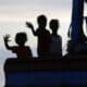 Niños saludan desde un barco con rohinyás, una minoría perseguida de Birmania (Myanmar), en Indonesia en una fotografía del 23 de octubre de 2024.
Labuhan Haji (Indonesia), 23/10/2024.- Rohingya refugee children wave aboard a wooden boat that is adrift in the Labuhan Haji sea area, South Aceh, Indonesia, 23 October 2024. More than 100 Rohingya refugees are adrift in the coastal region of Labuhan Haji Port, South Aceh. Local authorities have not yet given their craft permission to land due to a wave of rejection from residents. According to the Head of Public Relations for the Aceh Police, Joko Krisdianto, the police are currently still investigating the human trafficking case involving the Rohingya ethnic group and local Acehnese residents who are involved as smuggling agents. EFE/EPA/HOTLI SIMANJUNTAK