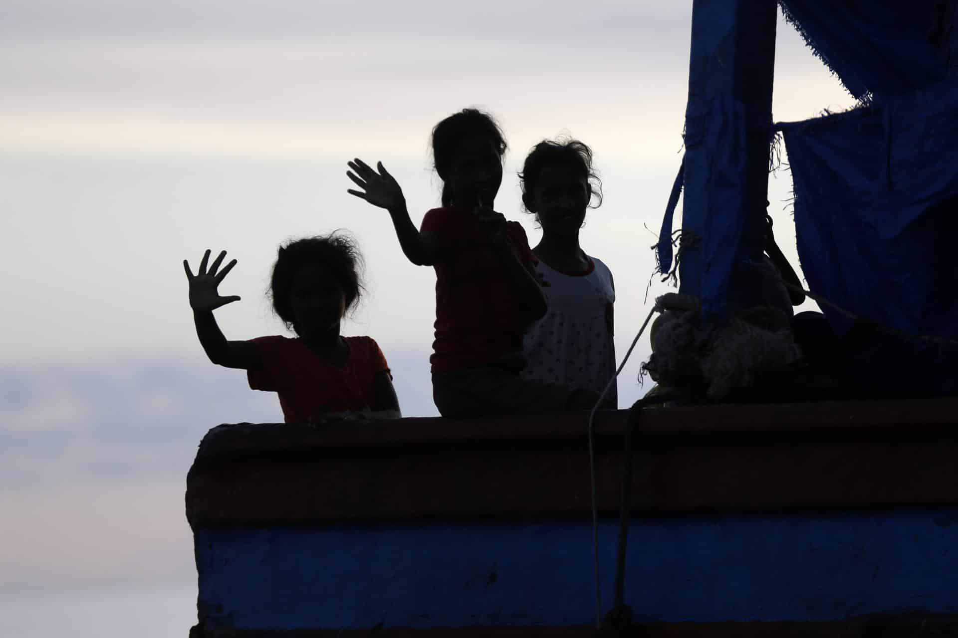 Niños saludan desde un barco con rohinyás, una minoría perseguida de Birmania (Myanmar), en Indonesia en una fotografía del 23 de octubre de 2024.
Labuhan Haji (Indonesia), 23/10/2024.- Rohingya refugee children wave aboard a wooden boat that is adrift in the Labuhan Haji sea area, South Aceh, Indonesia, 23 October 2024. More than 100 Rohingya refugees are adrift in the coastal region of Labuhan Haji Port, South Aceh. Local authorities have not yet given their craft permission to land due to a wave of rejection from residents. According to the Head of Public Relations for the Aceh Police, Joko Krisdianto, the police are currently still investigating the human trafficking case involving the Rohingya ethnic group and local Acehnese residents who are involved as smuggling agents. EFE/EPA/HOTLI SIMANJUNTAK