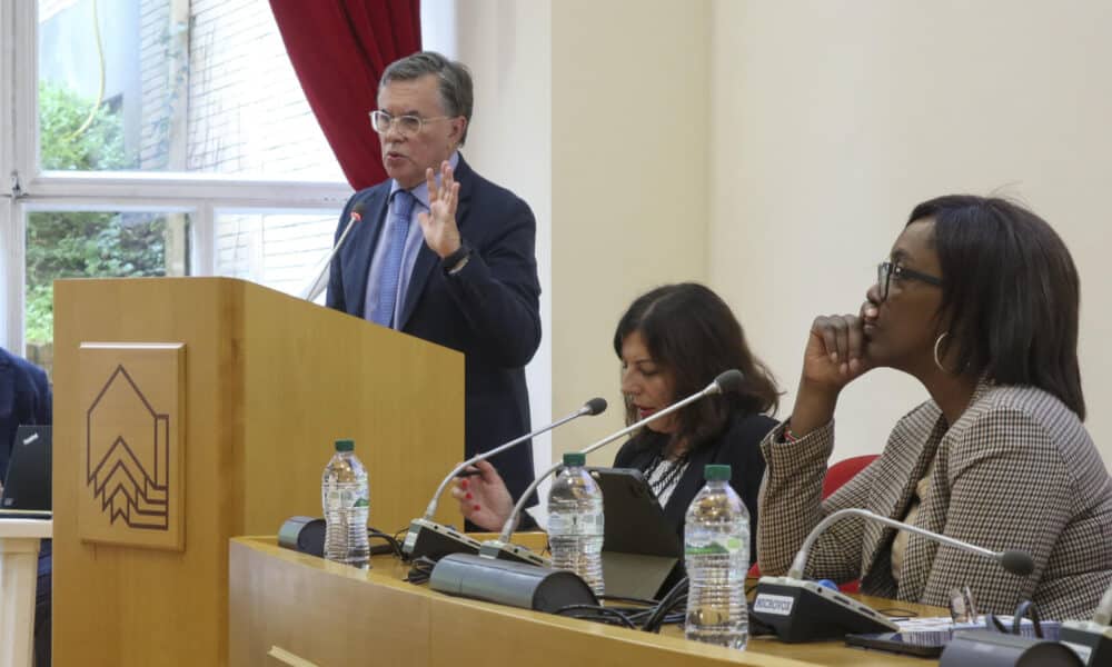 El director del Instituto Interamericano de Cooperación para la Agricultura (IICA), Manuel Otero, interviene este martes en el Instituto Pontificio Augustiniano de Roma sobre mejorar el acceso a tecnologías en el ámbito de la agricultura regenerativa de África. EFE/ Joan Mas