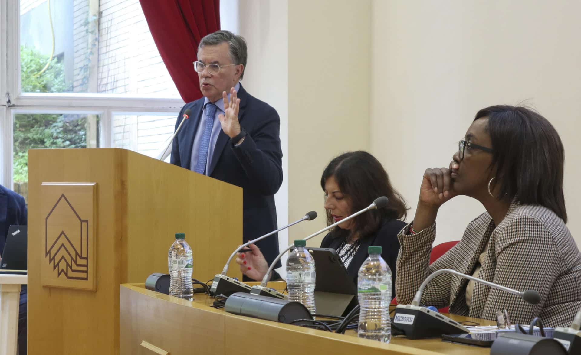 El director del Instituto Interamericano de Cooperación para la Agricultura (IICA), Manuel Otero, interviene este martes en el Instituto Pontificio Augustiniano de Roma sobre mejorar el acceso a tecnologías en el ámbito de la agricultura regenerativa de África. EFE/ Joan Mas