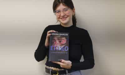 Joana Marcús tiene 24 años y un millón de libros vendidos, pero cree que sus novelas son menos respetadas y conocidas fuera de la generación Z de lo que conllevarían tales cifras porque son de temática romántica y juvenil: "Es un error decir a los jóvenes que lo que leen no es válido", advierte en una entrevista con EFE. EFE/Blanca Millez