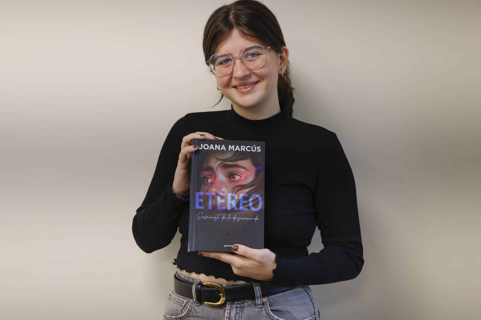 Joana Marcús tiene 24 años y un millón de libros vendidos, pero cree que sus novelas son menos respetadas y conocidas fuera de la generación Z de lo que conllevarían tales cifras porque son de temática romántica y juvenil: "Es un error decir a los jóvenes que lo que leen no es válido", advierte en una entrevista con EFE. EFE/Blanca Millez