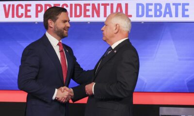 El candidato a vicepresidente republicano JD Vance (i) y el gobernador de Minnesota y candidato a vicepresidente demócrata Tim Walz (d) durante el debate vicepresidencial en el Centro de Transmisiones de CBS en Nueva York. EFE/EPA/SARAH YENESEL