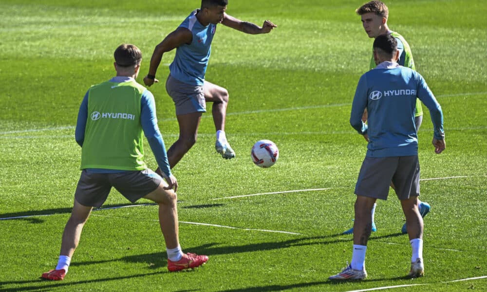 Reinildo y Barrios, durante el entrenamiento. EFE/ Víctor Lerena