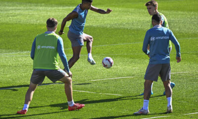 Reinildo y Barrios, durante el entrenamiento. EFE/ Víctor Lerena