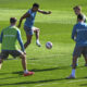 Reinildo y Barrios, durante el entrenamiento. EFE/ Víctor Lerena