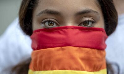 Fotografía de archivo en donde se ve a una mujer que cubre la mitad de su rostro con la bandera arcoíris en Managua (Nicaragua). EFE/ Jorge Torres